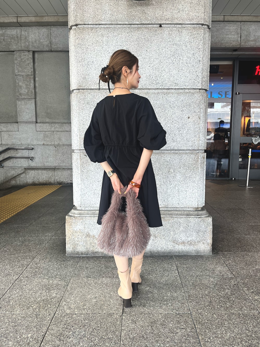 「大人ファッション、低身長女子、休日スタイル、チュニック、ミニワンピ風、ファーバッグ、テチチ(Te chichi)、キレイめコーデ」｜「Te chichiのシャイニーラメファーバッグ（ハンドバッグ、ブラウン系）」を使った、Rieさん（レディース・150cm）の秋コーディネートの4枚目の写真