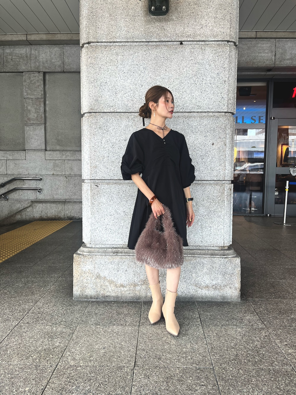 「大人ファッション、低身長女子、休日スタイル、チュニック、ミニワンピ風、ファーバッグ、テチチ(Te chichi)、キレイめコーデ」｜「Te chichiのシャイニーラメファーバッグ（ハンドバッグ、ブラウン系）」を使った、Rieさん（レディース・150cm）の秋コーディネートの2枚目の写真