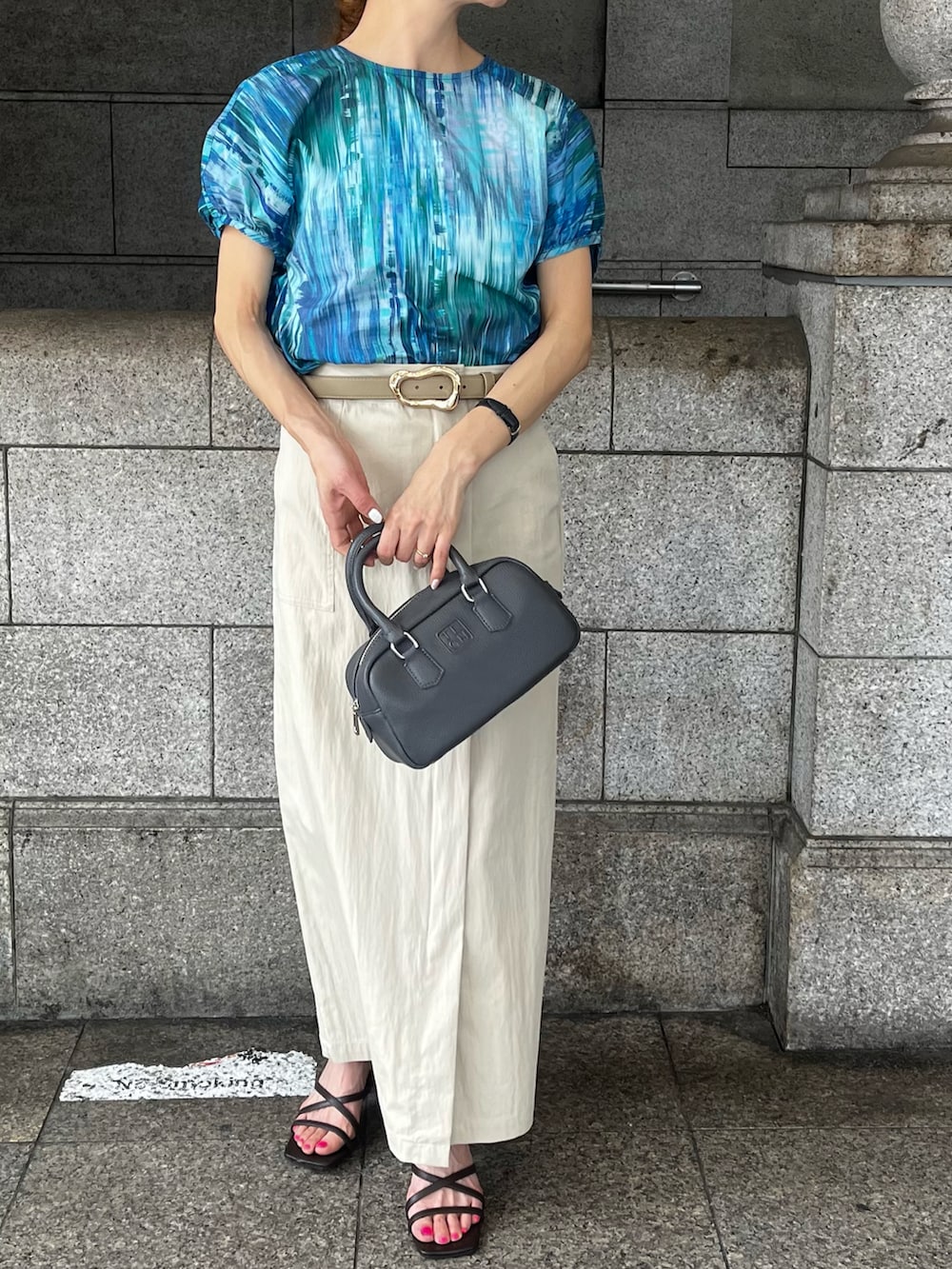 「テチチ(Te chichi)、リバティプリント、オトナ女子、夏ファッション、水色、ママファッション」｜「Te chichiの【LIBERTY】パフスリーブブラウス《2025summer catalog item》（シャツ/ブラウス、ブルー系）」を使った、Rieさん（レディース・150cm）の春コーディネートの4枚目の写真