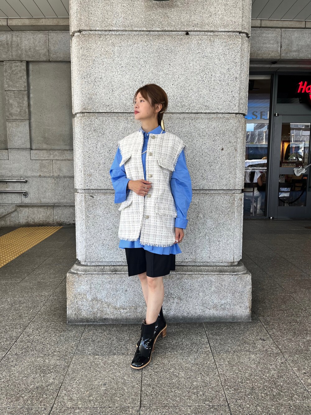 「テチチ(Te chichi)、ツイードベスト、ショートパンツ、低身長、ママコーデ、秋コーデ」｜「Te chichiのスクエアトゥエナメルブーツ（ブーツ、ブラック系）」を使った、Rieさん（レディース・150cm）の秋コーディネートの2枚目の写真