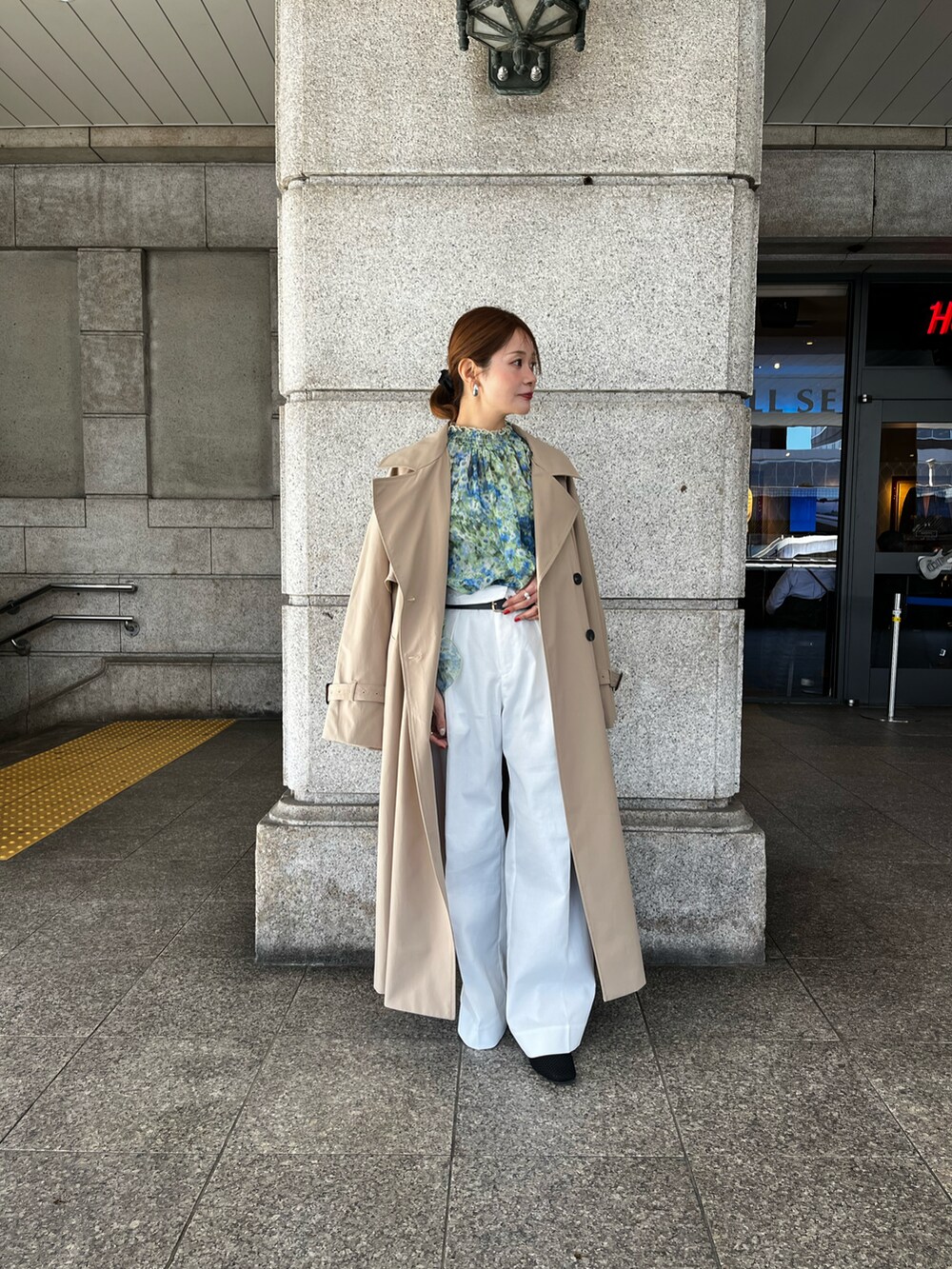 「春色、テチチ(Te chichi)、春カラー、パンツスタイル、花柄ブラウス、トレンチコート、透け感ブラウス、オフィスカジュアル」｜「Te chichiのフラワープリントシアーフリルブラウス《2025spring catalog item》（シャツ/ブラウス、ブルー系）」を使った、Rieさん（レディース・150cm）の春コーディネートの4枚目の写真