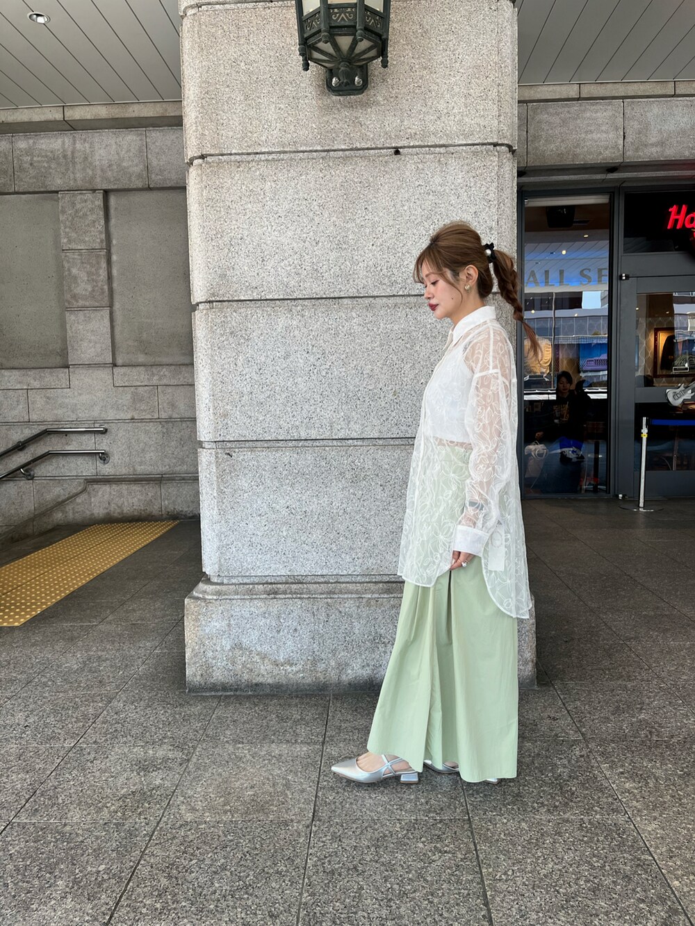 「大人女子、お出かけコーデ、春ファッション、低身長コーデ、テチチ(Te chichi)、骨格ストレート、お仕事コーデ、シースルー、40代ファッション」｜「Te chichiのアイテム（シャツ/ブラウス、ホワイト系）」を使った、Rieさん（レディース・150cm）の春コーディネートの3枚目の写真