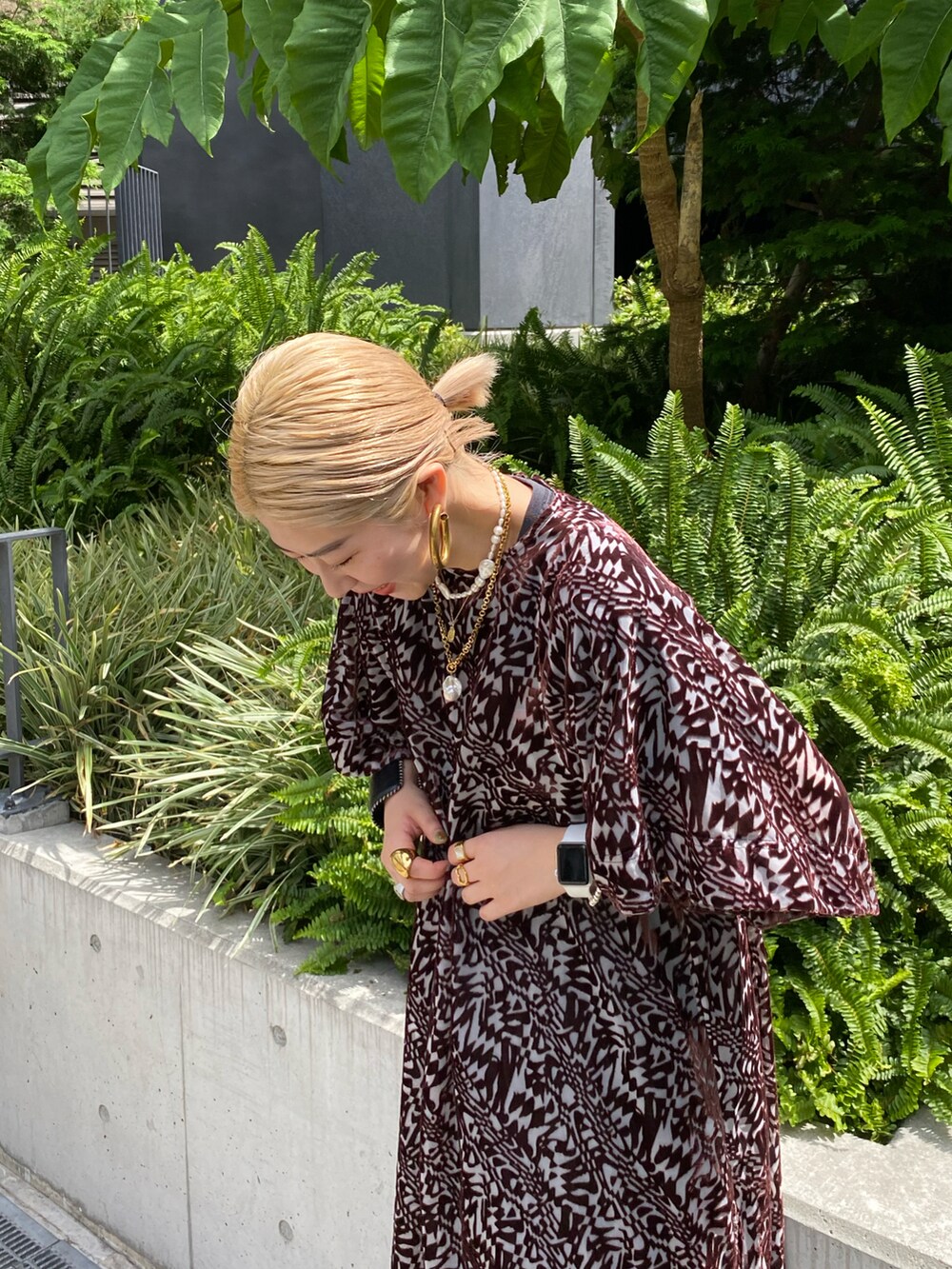 ブラウン系のその他パンツ、ブラウン系のワンピースを着用したレディースの秋コーディネートの3枚目の写真