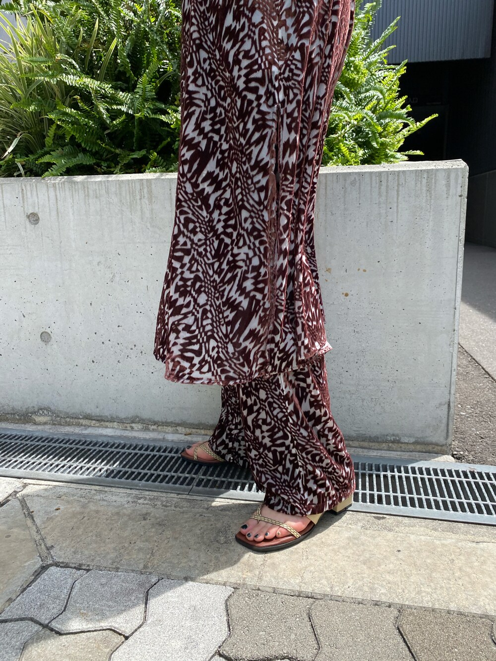 ブラウン系のその他パンツ、ブラウン系のワンピースを着用したレディースの秋コーディネートの2枚目の写真