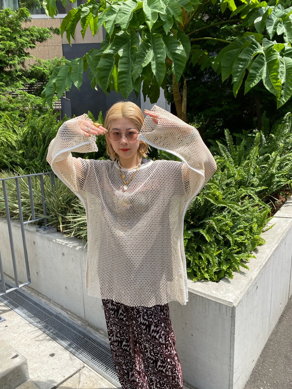 ベージュ系のその他トップス、ブラウン系のその他パンツを着用したレディースの秋コーディネートの2枚目の写真