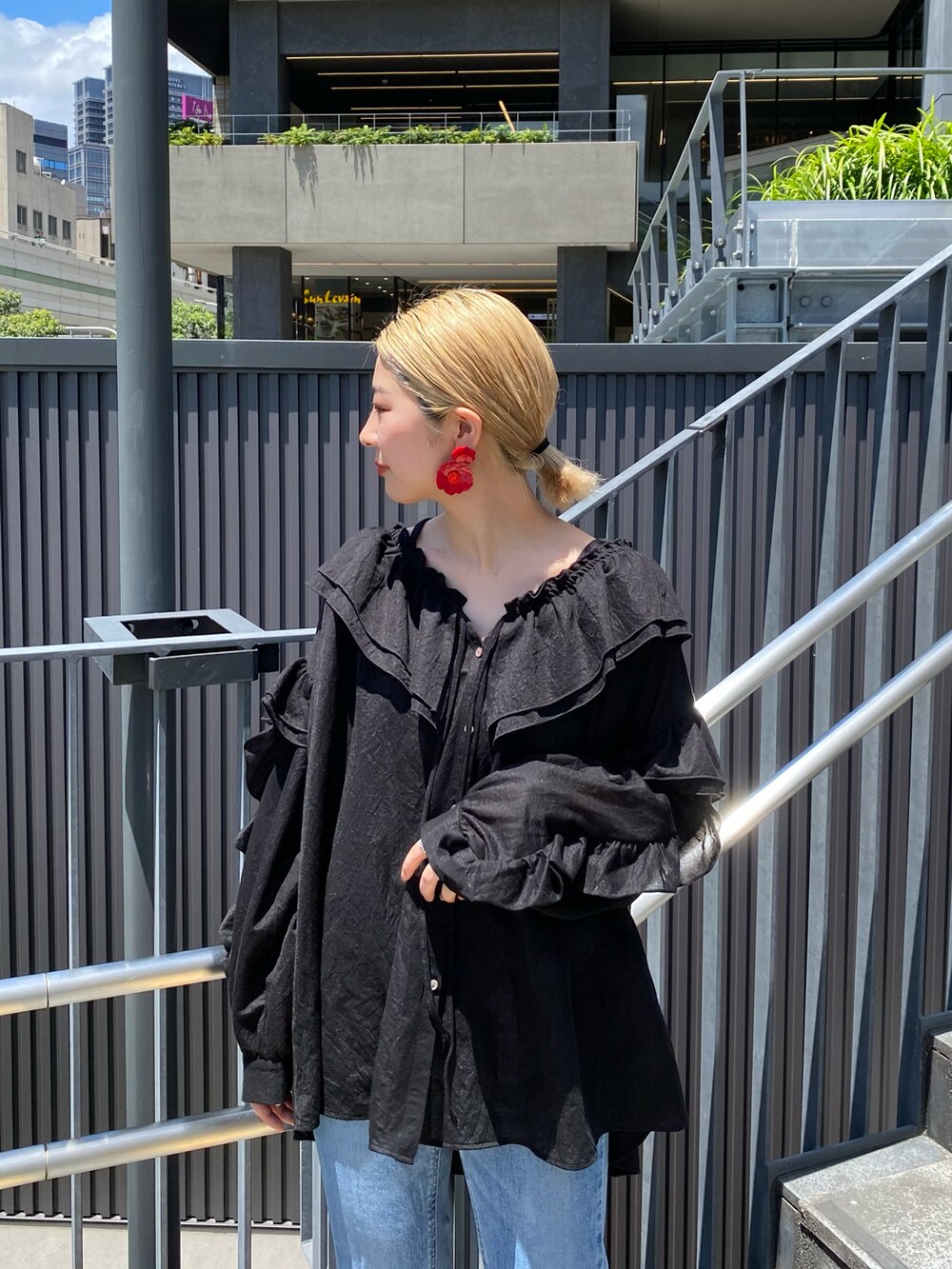 ブルー系のデニムパンツ、ブラック系のシャツ/ブラウスを着用したレディースの秋コーディネートの3枚目の写真