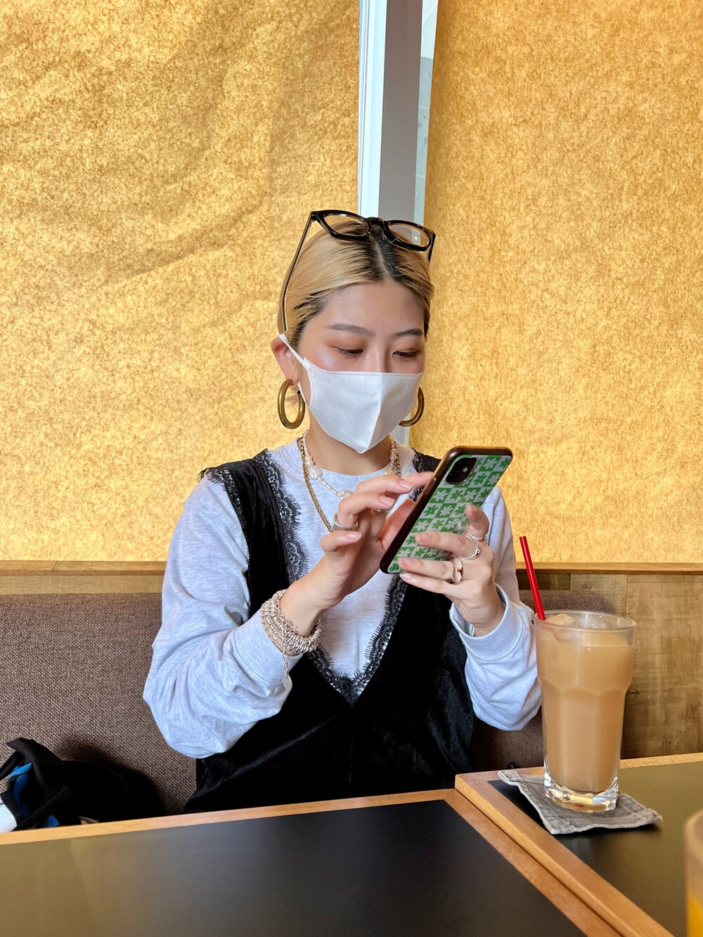 ブラック系のオールインワン・サロペット、グレー系のTシャツ/カットソーを着用したレディースの冬コーディネートの3枚目の写真