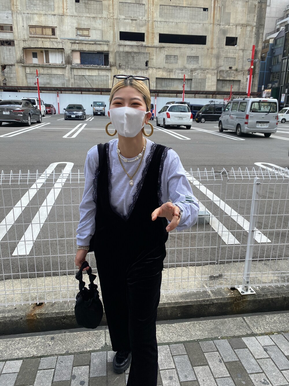 ブラック系のオールインワン・サロペット、グレー系のTシャツ/カットソーを着用したレディースの冬コーディネートの2枚目の写真