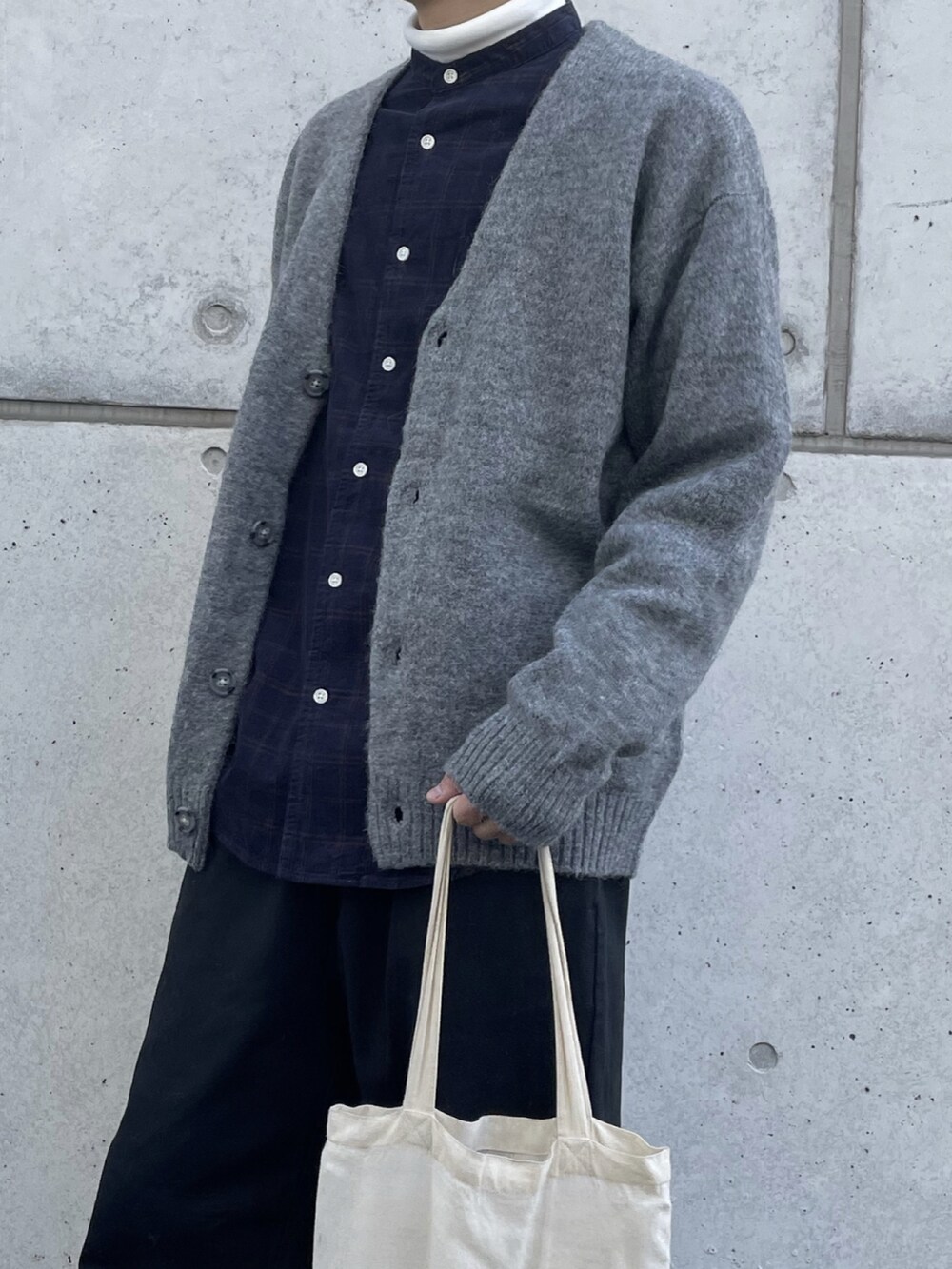 ホワイト系のTシャツ/カットソー、グレー系のカーディガン/ボレロ、ホワイト系のトートバッグを着用したメンズの秋コーディネートの3枚目の写真