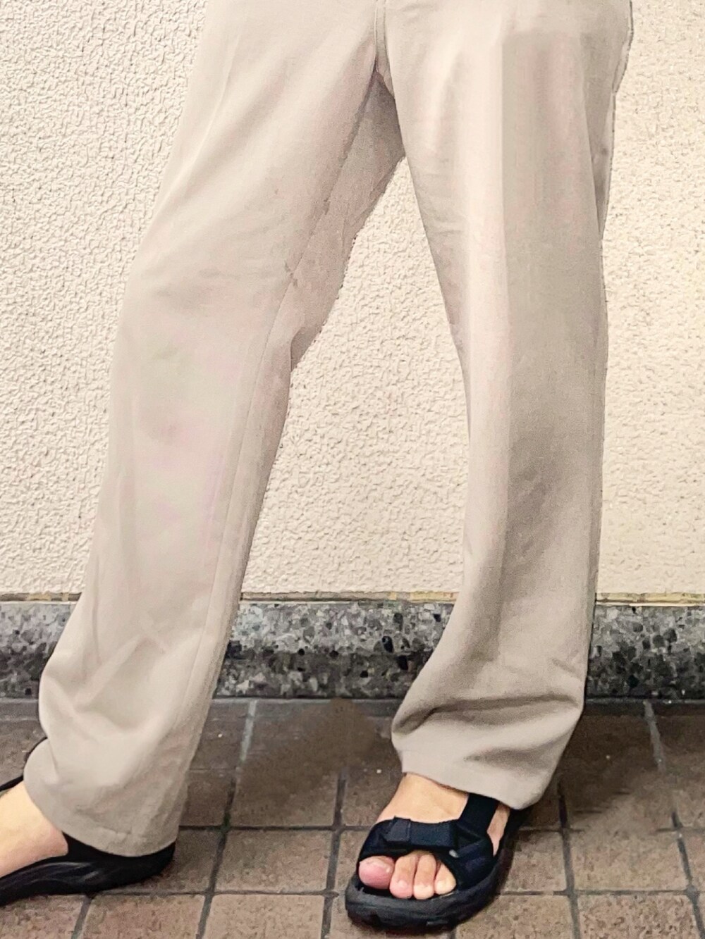 ブラック系のTシャツ/カットソー、グレー系のベスト、ベージュ系のスラックスを着用したメンズの秋コーディネートの2枚目の写真