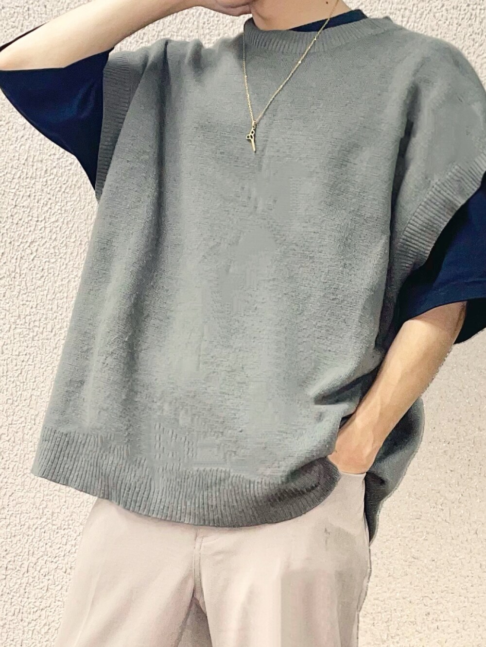 ブラック系のTシャツ/カットソー、グレー系のベスト、ベージュ系のスラックスを着用したメンズの秋コーディネートの3枚目の写真