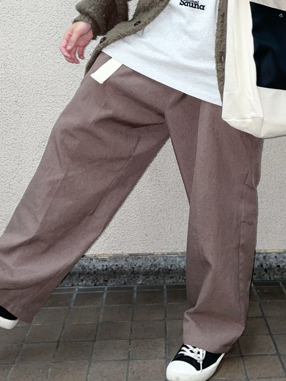 グレー系のTシャツ/カットソー、ブラウン系のカーディガン/ボレロ、ブラウン系のその他パンツを着用したメンズの秋コーディネートの2枚目の写真