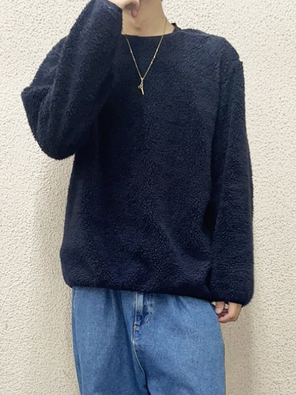 ブルー系のニット/セーター、ブルー系のデニムパンツ、ブラック系のサンダルを着用したメンズの秋コーディネートの3枚目の写真