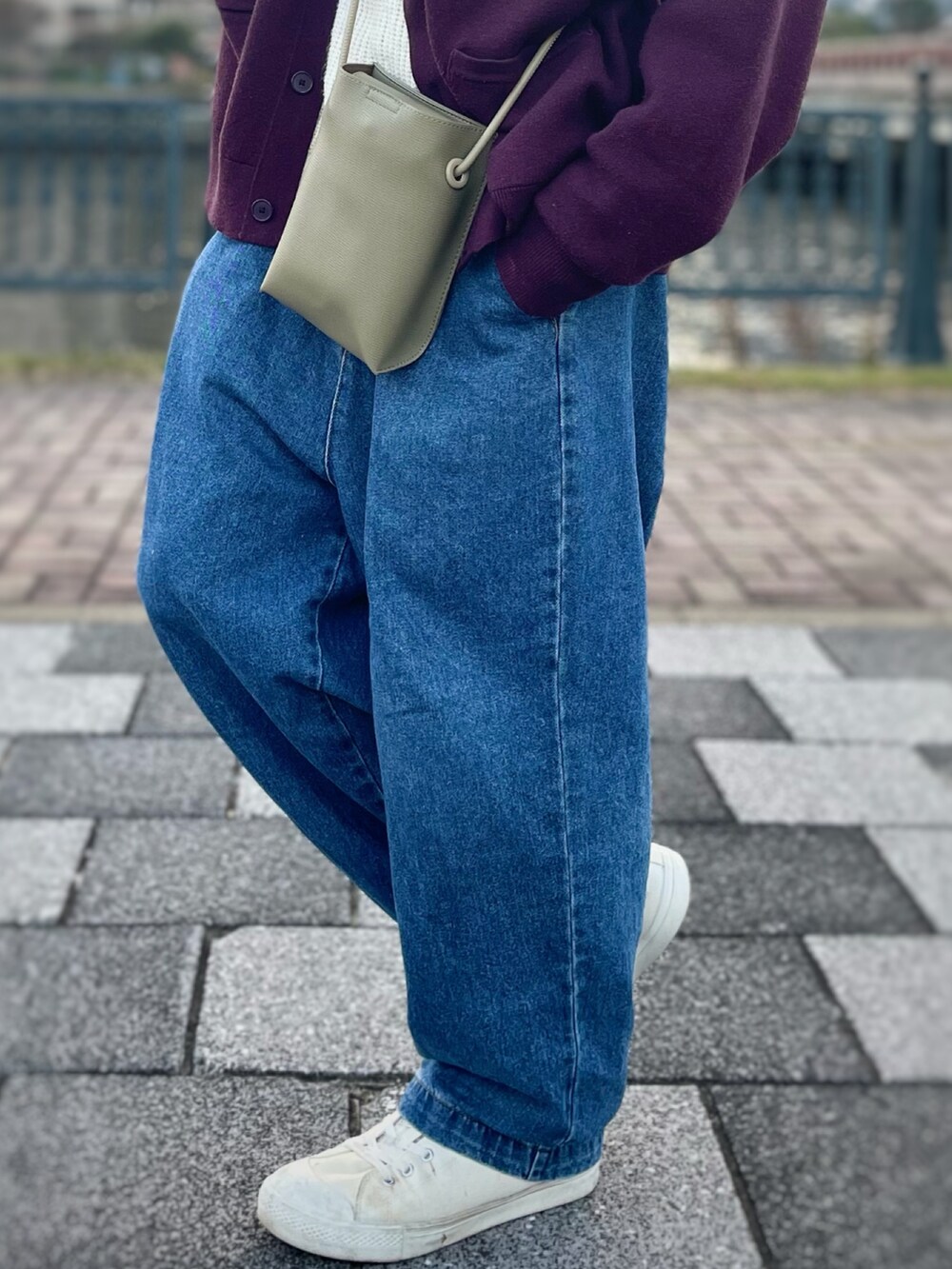 ホワイト系のニット/セーター、グリーン系のショルダーバッグ、レッド系のカーディガン/ボレロを着用したメンズの秋コーディネートの2枚目の写真