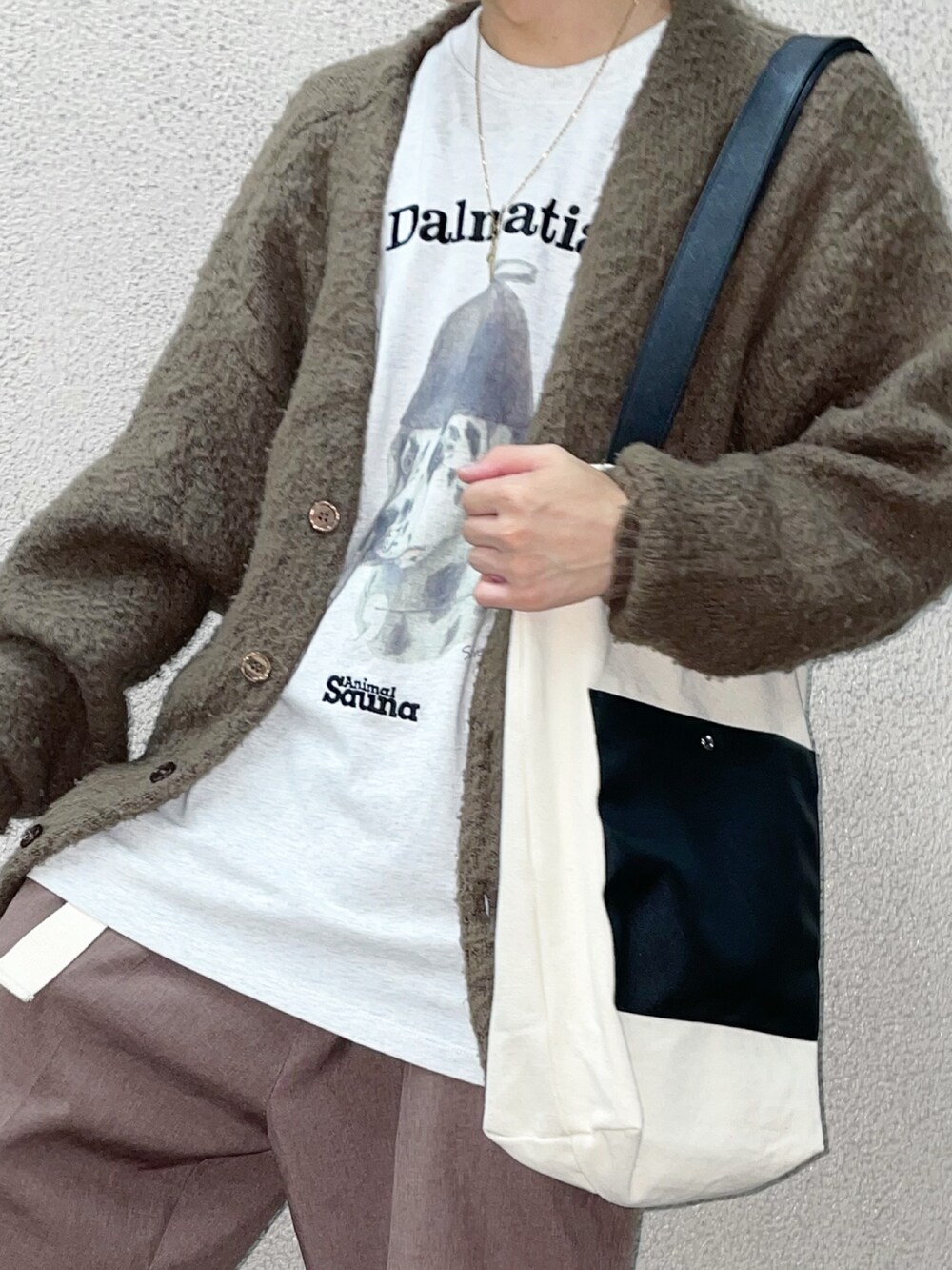 グレー系のTシャツ/カットソー、ブラウン系のカーディガン/ボレロ、ブラウン系のその他パンツを着用したメンズの秋コーディネートの3枚目の写真