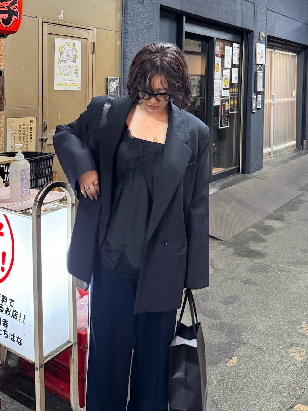 ブラック系のジャケット/アウター、ブルー系のその他パンツ、ブラウン系のパンプスを着用したレディースの春コーディネートの3枚目の写真