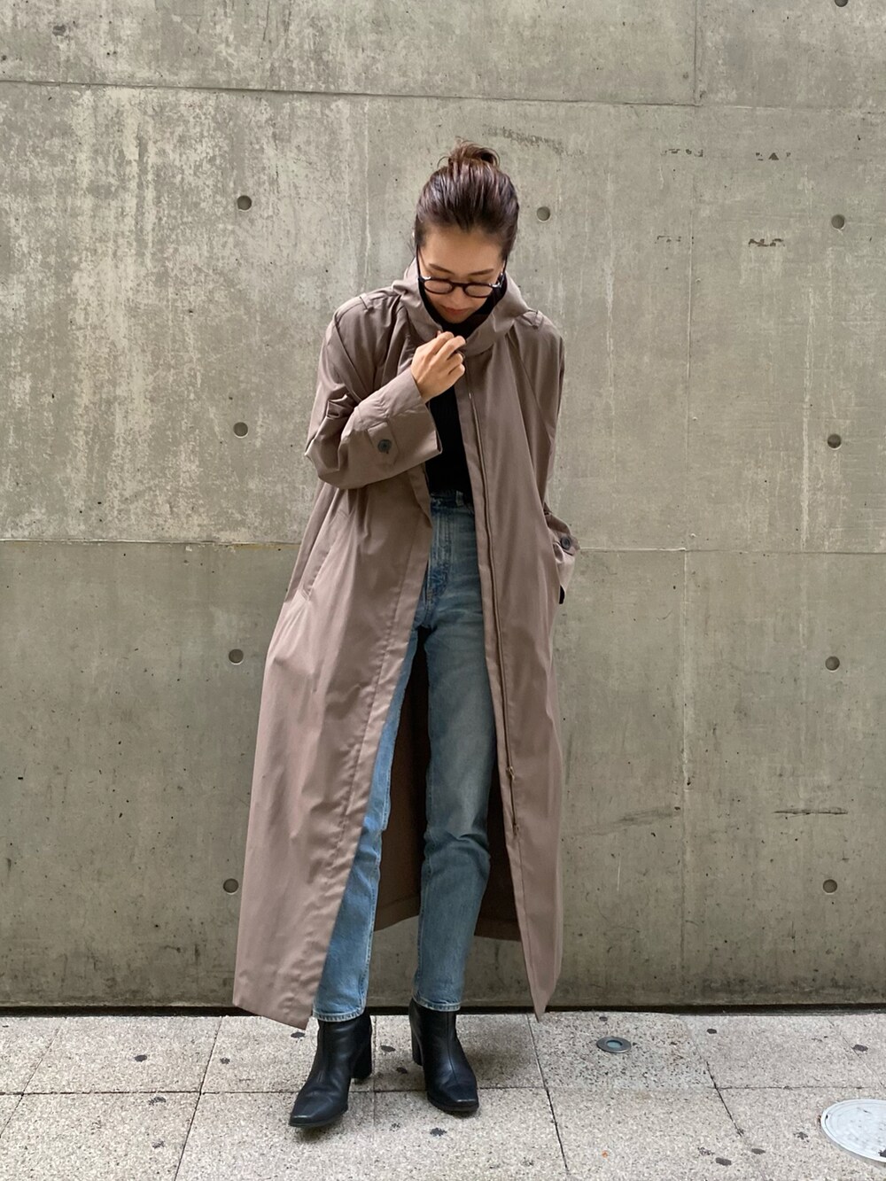 ブラウン系のバッグ、ブラック系のブーツ、ベージュ系のジャケット/アウターを着用したレディースの秋コーディネートの2枚目の写真