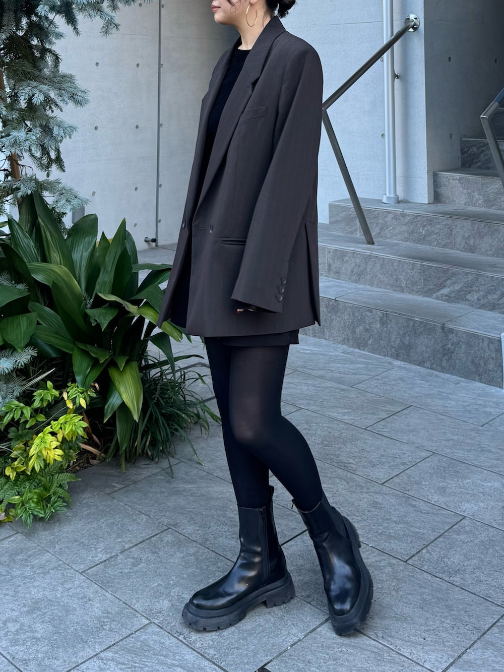 ブラック系のブーツ、ブラウン系のテーラードジャケット、ブラック系のTシャツ/カットソーを着用したレディースの秋コーディネートの2枚目の写真
