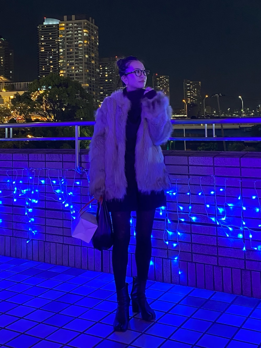 ブラック系のブーツ、グレー系のジャケット/アウター、ブラウン系のニット/セーターを着用したレディースの冬コーディネートの2枚目の写真