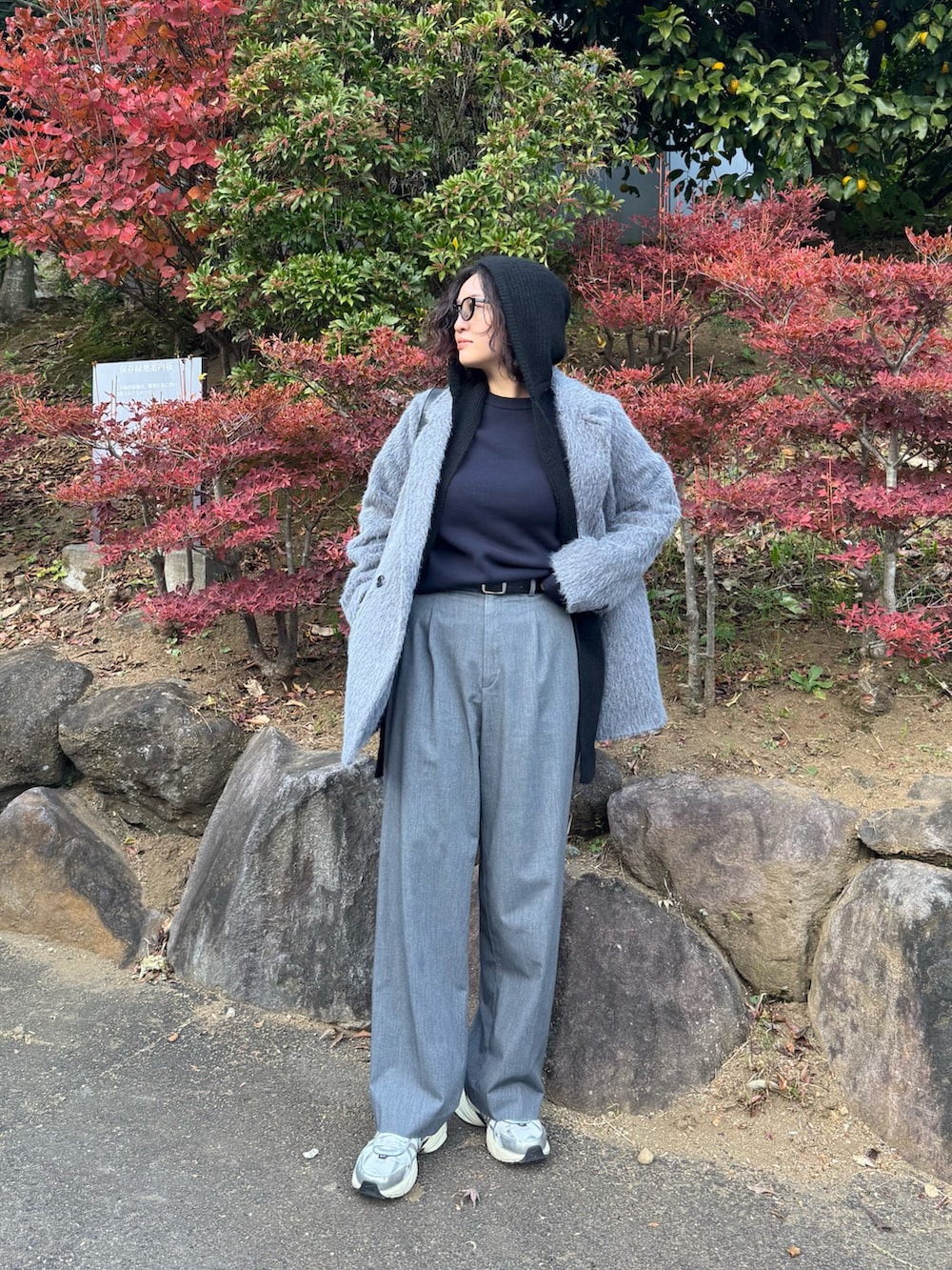 グレー系のテーラードジャケット、グレー系のパンツ、ホワイト系のスニーカーを着用したレディースの冬コーディネートの3枚目の写真