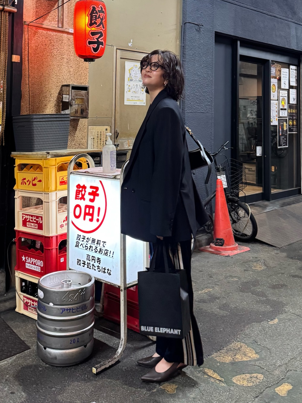 ブラック系のジャケット/アウター、ブルー系のその他パンツ、ブラウン系のパンプスを着用したレディースの春コーディネートの2枚目の写真