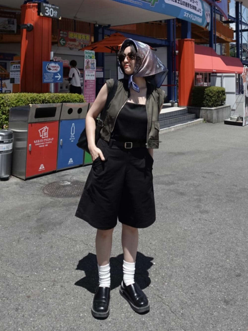 グリーン系のMA-1、ブラック系のパンツ、ブラック系のシューズを着用したレディースの夏コーディネートの2枚目の写真