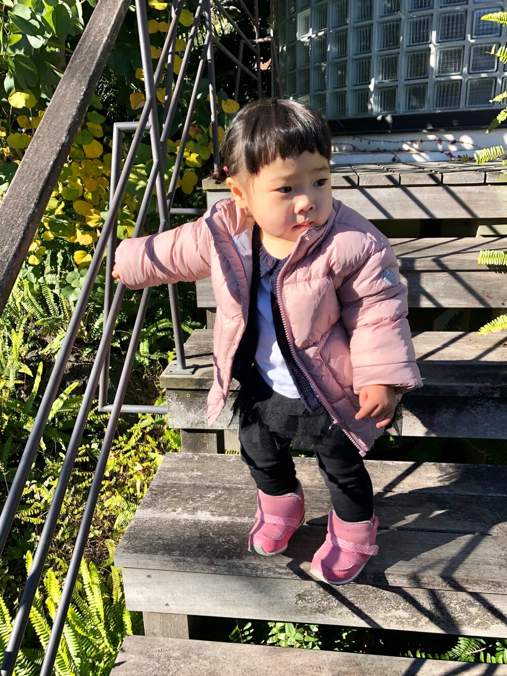 「カジュアルコーデ、ストリート、キッズファッション、ラルフローレン、Ralph Lauren、BEAMS、New Balance、devirock、ニューバランス、ブーツ、冬コーデ、1歳、秋冬コーデ、おんなのこコーデ、あったかコーデ」｜「BEAMSのアイテム（ダウンジャケット/コート、ピンク系）」を使った、hanamaruさん（キッズ・80cm）の冬コーディネートの2枚目の写真