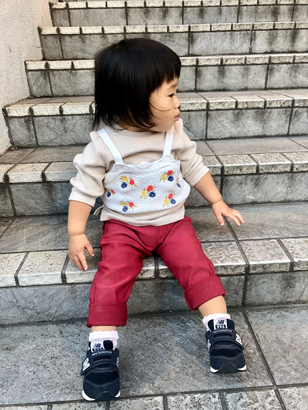 「カジュアル、レイヤード、New Balance、レッド、ニューバランス、レイヤードスタイル、スニーカーコーデ、プチプラ、プチプラコーデ、1歳、女の子、西松屋、ニューバランス996、秋コーデ、ptite main」｜「petit mainのウォッシャブル 花刺しゅうニットビスチェ×Tシャツセット（ニット/セーター、ベージュ系）」を使った、hanamaruさん（キッズ・70cm）の秋コーディネートの2枚目の写真