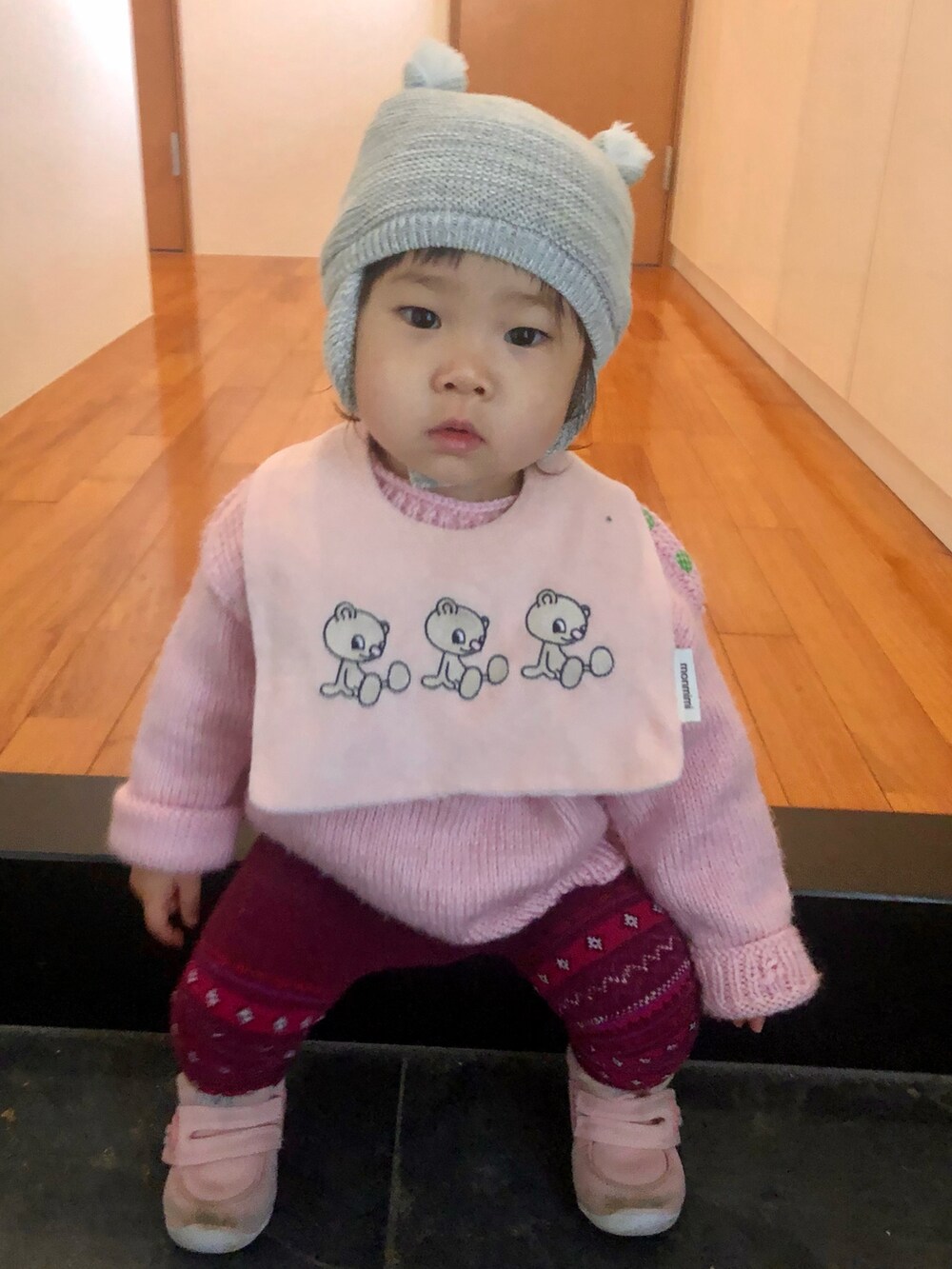 「秋冬コーデ、フライトキャップ、ハンドメイド、handmade、ニット、ニット/セーター、ざっくりニット、ゆるコーデ、セーター、ピンク、ピンクニット、monmimi、韓国ファッション、韓国子供服、韓国ブランド」｜「GAPの裏ボア帽子 (ベビー)（ニットキャップ/ビーニー、グレー系）」を使った、hanamaruさん（キッズ・80cm）の冬コーディネートの2枚目の写真