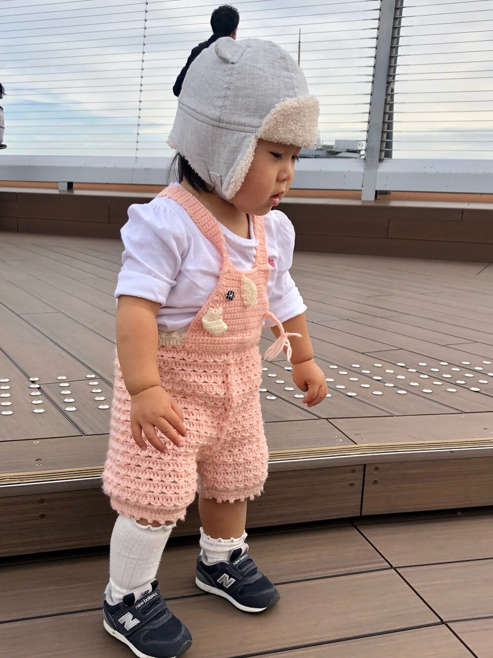 「サロペット、New Balance、ニューバランス、オールインワン、オーバーオール、秋のコーデ、ハンドメイド、handmade、1歳、カジュアルコーデ、女の子コーデ、フライトキャップ、秋冬コーデ、キッズファッション、ニットコーデ」｜「H&Mのアイテム（キャップ、グレー系）」を使った、hanamaruさん（キッズ・70cm）の秋コーディネートの2枚目の写真