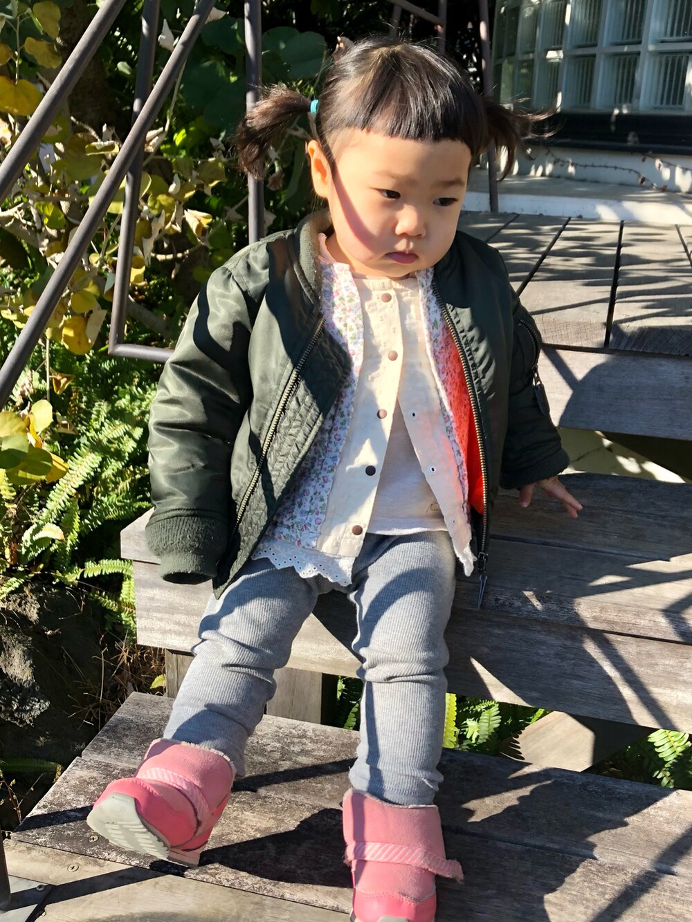 「カーキ、カーキアウター、MA-1、ベスト、リバーシブル、リバーシブルジャケット、キッズコーデ、ユニクロ、UNIQLO、New Balance、ニューバランス、おんなのこ、女の子コーデ、1歳、花柄」｜「UNIQLOのアイテム（パンツ、グレー系）」を使った、hanamaruさん（キッズ・80cm）の冬コーディネートの2枚目の写真