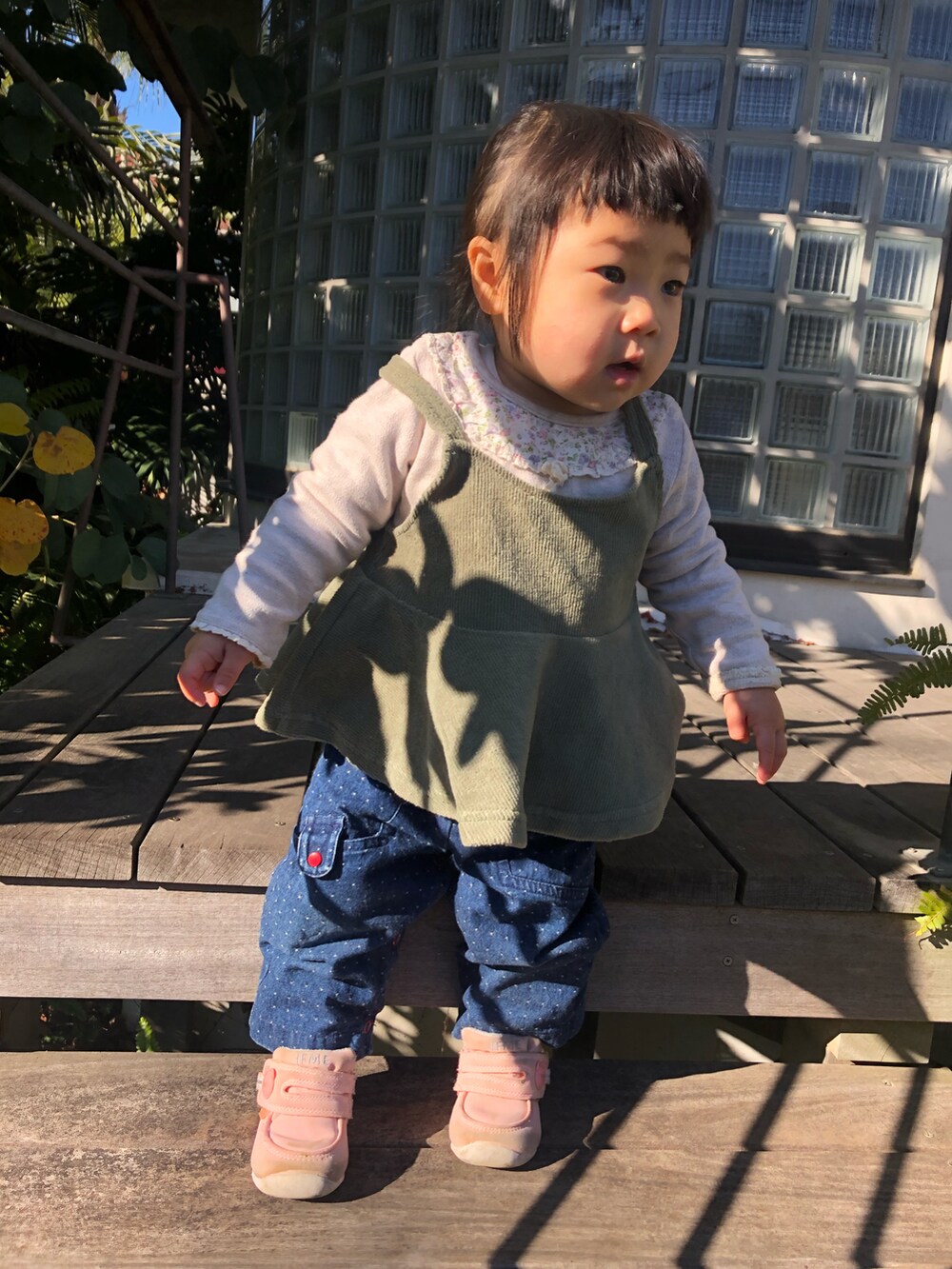 「古着、古着MIX、古着コーデ、ラコステ、LACOSTE、ドット、ドット柄、レイヤードスタイル、レイヤード、スニーカー、ストリート、スニーカーコーデ、デニム、デニムパンツ、1歳」｜「IFMEのIFME イフミー ベビーシューズ ファーストシューズ【ギフトボックス仕様】 22-9001（スニーカー、ピンク系）」を使った、hanamaruさん（キッズ・80cm）の冬コーディネートの2枚目の写真