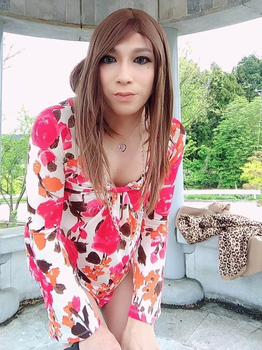 「女装、LIPSERVICE、FOREVER 21、ショートパンツ、チュニック」｜「FOREVER 21のダメージデニムカットオフショートパンツ（パンツ、ブルー系）」を使った、西村らんさん（メンズ・170cm）の春コーディネートの2枚目の写真