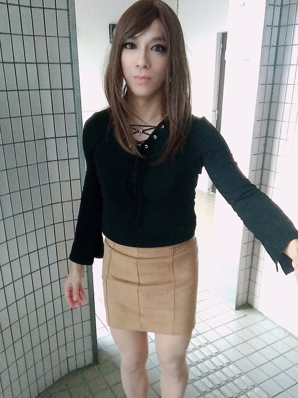 「女装、ミニスカート、LIPSERVICE、ロングコート、おしゃれさんと繋がりたい」｜「ROYAL PARTYの2WAYスタンドカラーロングコート（チェスターコート、ブラック系）」を使った、西村らんさん（メンズ・170cm）の春コーディネートの2枚目の写真
