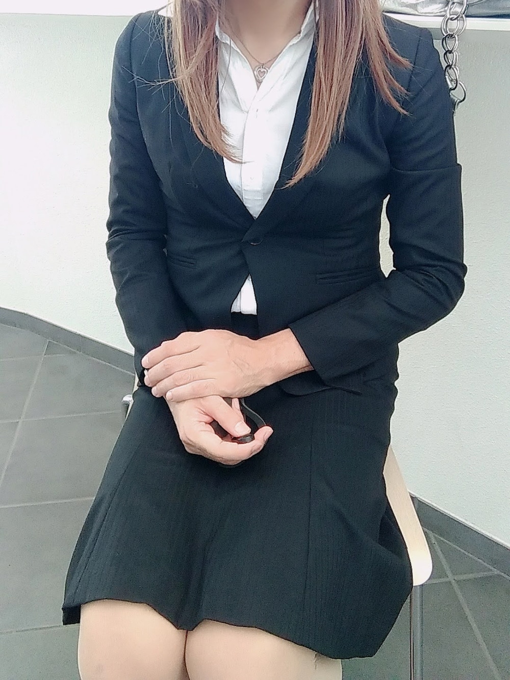 「スーツスタイル、女装、OL、おしゃれさんと繋がりたい、ビジネススタイル」｜「COMME CA ISMのシャドーストライプ　テーラードジャケット【セットアップ対応】（スーツジャケット、ブラック系）」を使った、西村らんさん（メンズ・170cm）の秋コーディネートの2枚目の写真