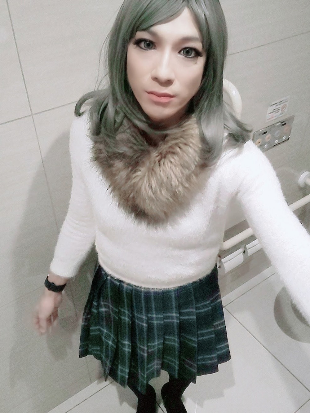 「冬コーデ、女装、おしゃれさんと繋がりたい、プリーツスカート」｜「ROYAL PARTYの2WAYスタンドカラーロングコート（チェスターコート、ブラック系）」を使った、西村らんさん（メンズ・170cm）の冬コーディネートの2枚目の写真