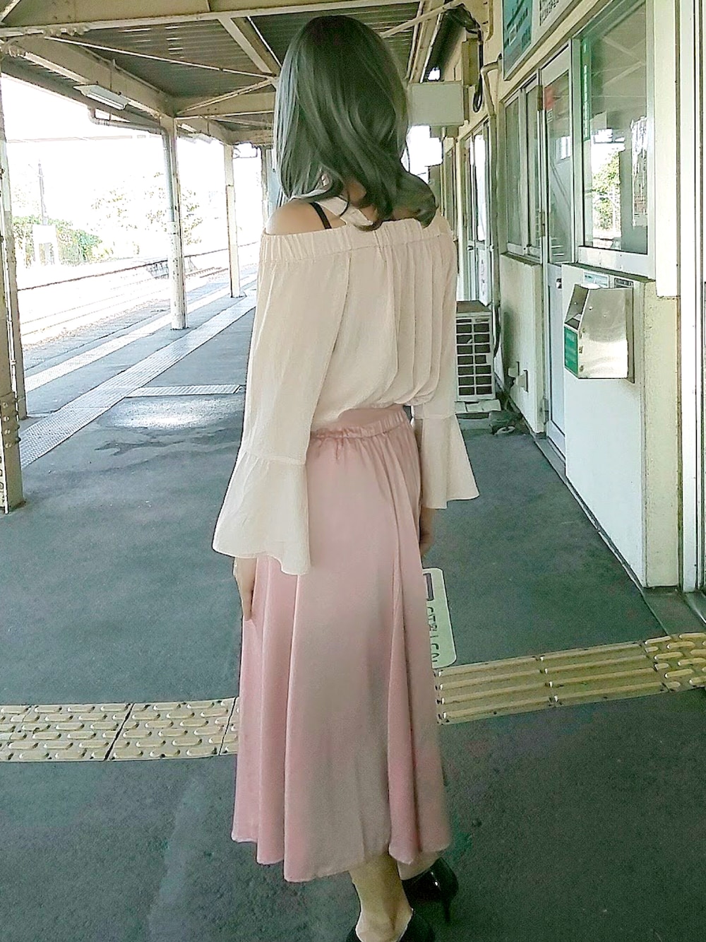 「おしゃれさんと繋がりたい、秋コーデ、サテンスカート、女装」｜「tocco closetのリングベルト付きサテンフレアスカート（スカート、ピンク系）」を使った、西村らんさん（メンズ・170cm）の冬コーディネートの2枚目の写真