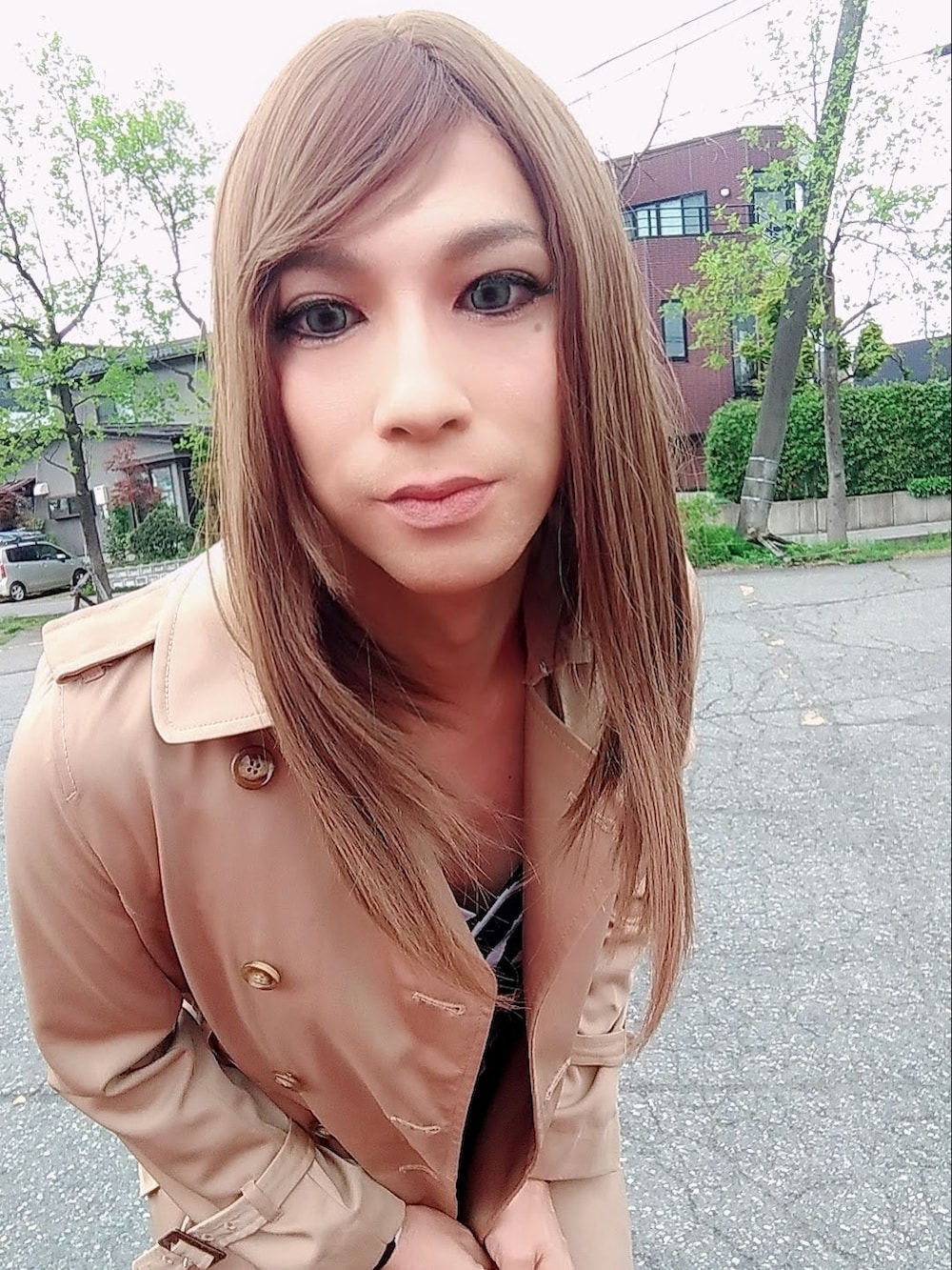 「女装、トレンチコート、おしゃれさんと繋がりたい、AVIRA PINK、murua」｜「MURUAのスーパーワイドサテンパンツ（その他パンツ、ブラック系）」を使った、西村らんさん（メンズ・170cm）の春コーディネートの2枚目の写真