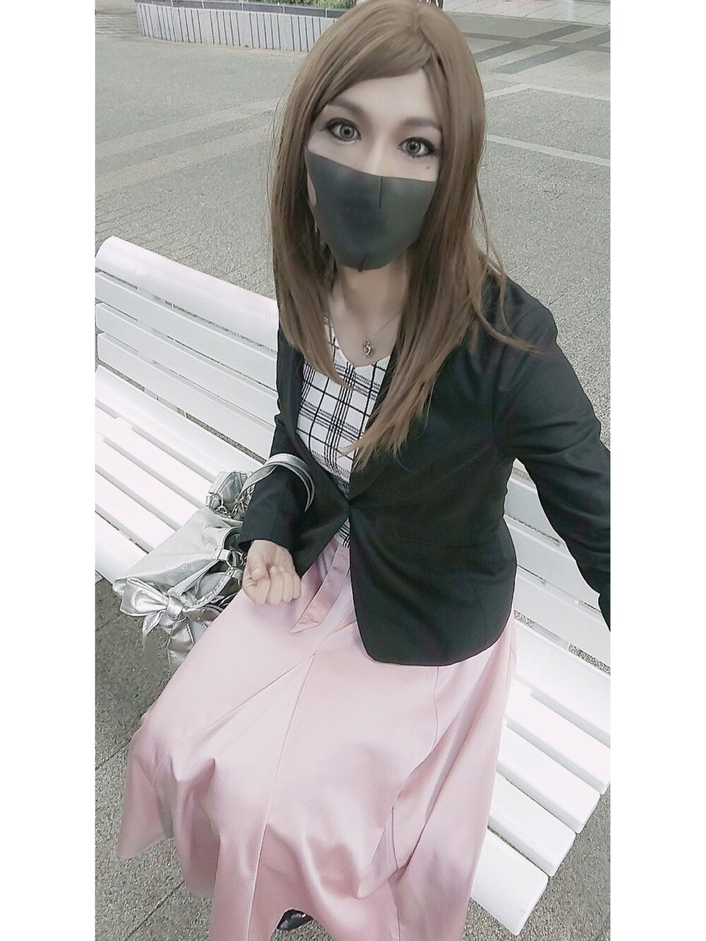 「ジャケットスタイル、サテンスカート、ロングスカート、秋コーデ、おしゃれさんと繋がりたい、女装」｜「ROPE' PICNICのアイテム（スーツジャケット、ブラック系）」を使った、西村らんさん（メンズ・170cm）の冬コーディネートの2枚目の写真