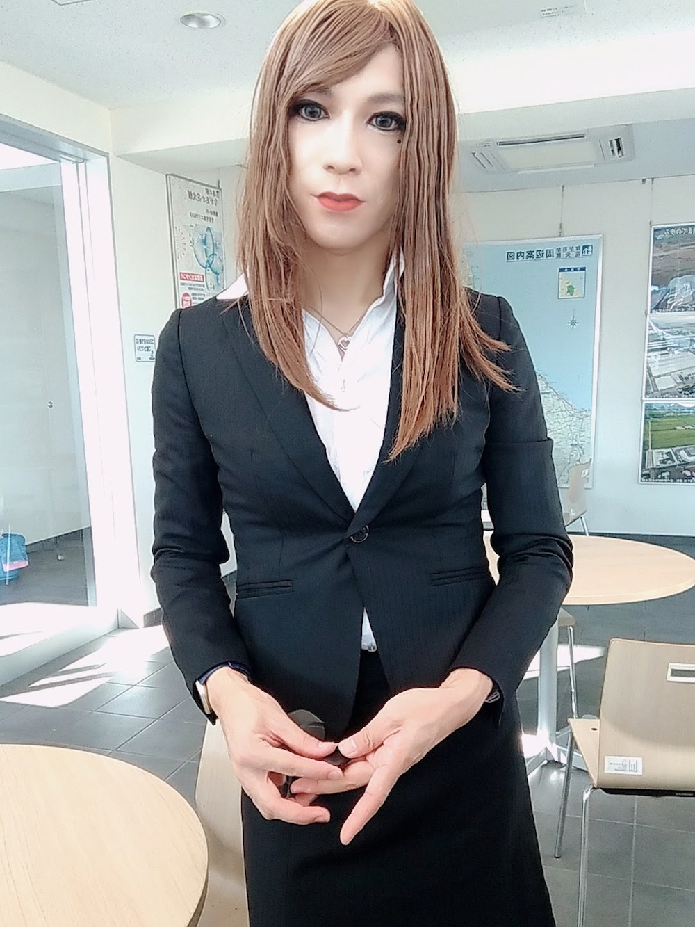 「スーツスタイル、女装、OL、おしゃれさんと繋がりたい、ビジネススタイル」｜「COMME CA ISMのシャドーストライプ　テーラードジャケット【セットアップ対応】（スーツジャケット、ブラック系）」を使った、西村らんさん（メンズ・170cm）の秋コーディネートの3枚目の写真