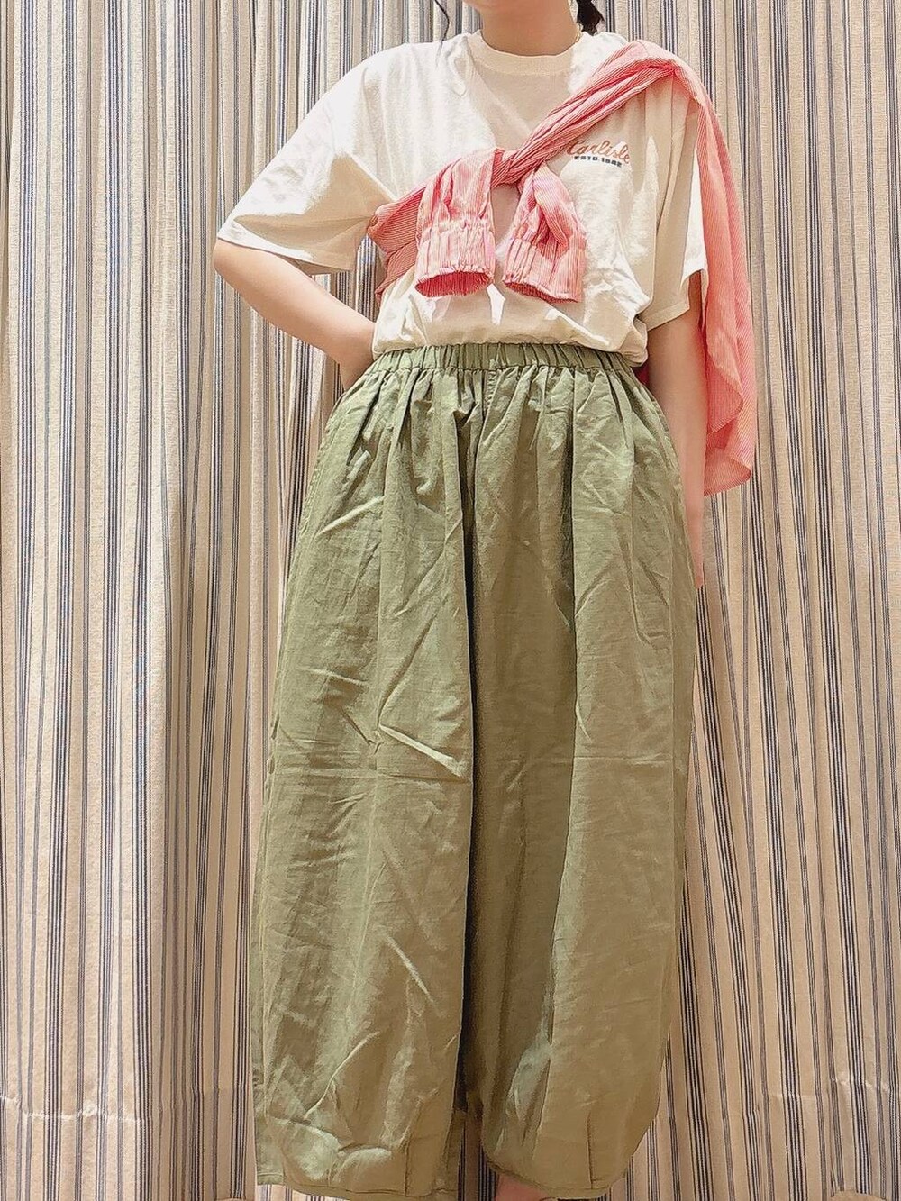 ベージュ系のサンダル、その他のシャツ/ブラウス、ホワイト系のTシャツ/カットソーを着用したレディースの夏コーディネートの4枚目の写真