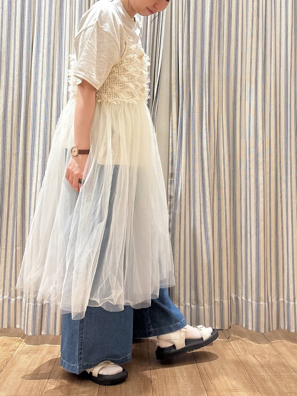 ベージュ系のサンダル、ブルー系のデニムパンツ、グレー系のTシャツ/カットソーを着用したレディースの夏コーディネートの4枚目の写真