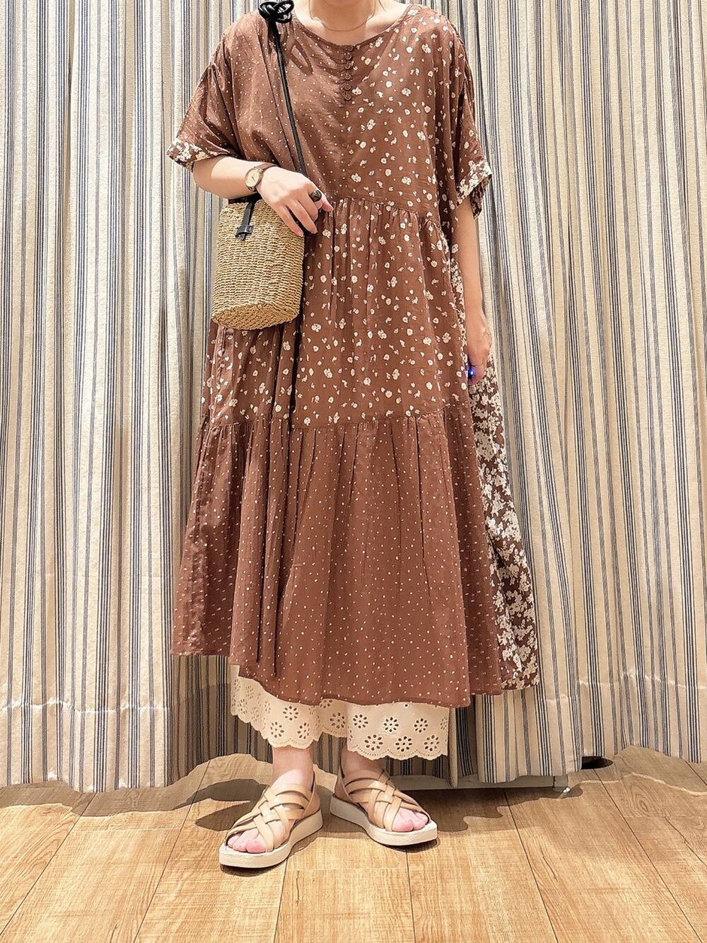 ブラウン系のワンピース、ベージュ系のサンダル、ベージュ系のワンピースを着用したレディースの夏コーディネートの2枚目の写真