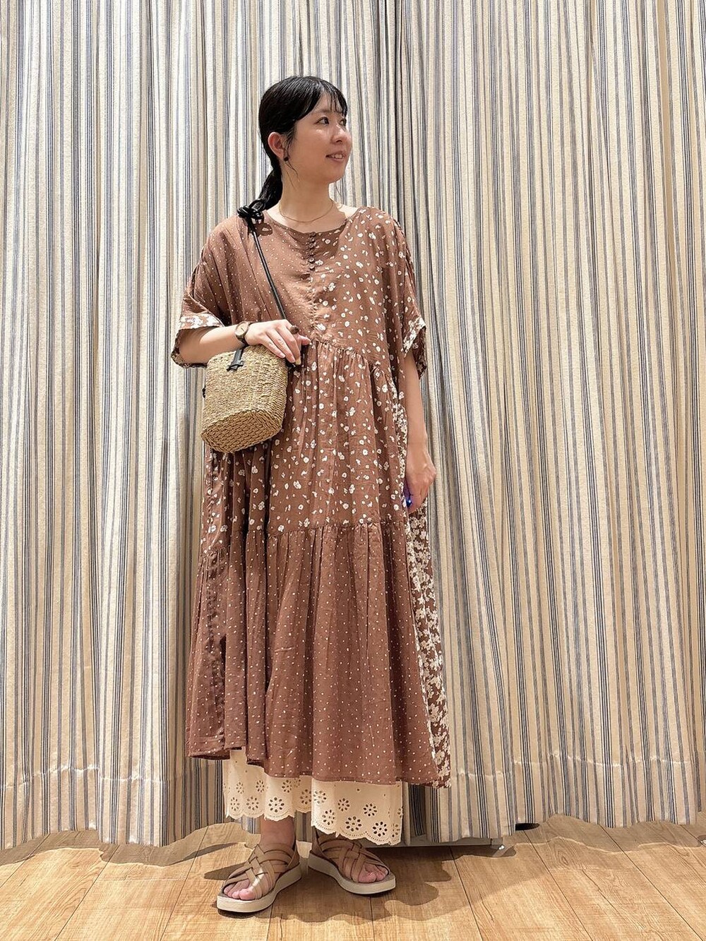 ブラウン系のワンピース、ベージュ系のサンダル、ベージュ系のワンピースを着用したレディースの夏コーディネートの3枚目の写真