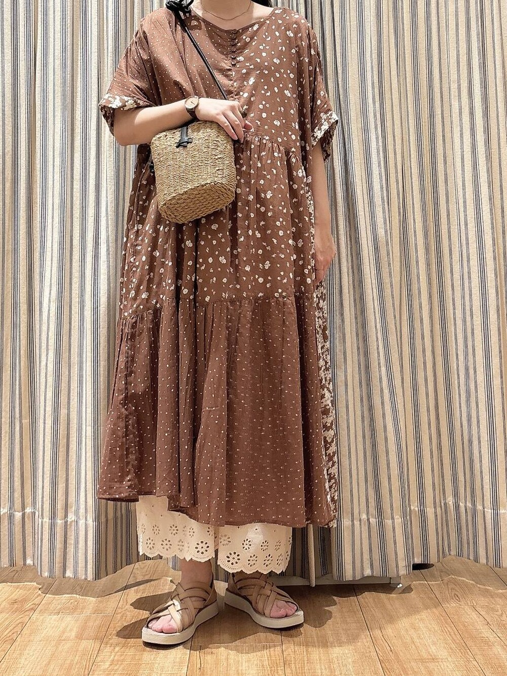 ブラウン系のワンピース、ベージュ系のサンダル、ベージュ系のワンピースを着用したレディースの夏コーディネートの4枚目の写真