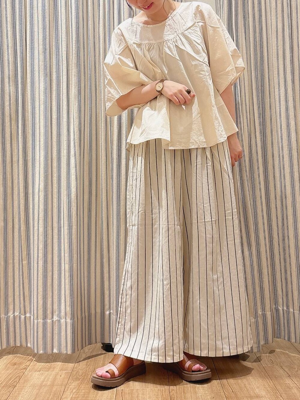 ブラウン系のサンダル、ホワイト系のその他パンツ、ベージュ系のシャツ/ブラウスを着用したレディースの夏コーディネートの3枚目の写真