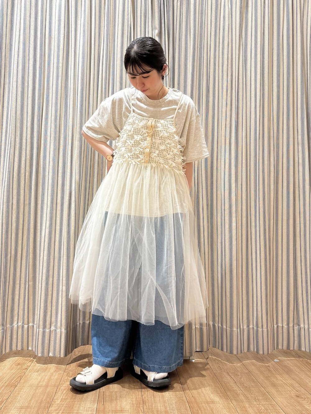 ベージュ系のサンダル、ブルー系のデニムパンツ、グレー系のTシャツ/カットソーを着用したレディースの夏コーディネートの2枚目の写真