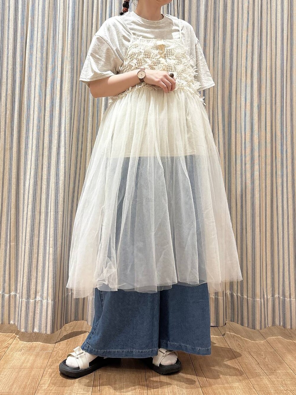 ベージュ系のサンダル、ブルー系のデニムパンツ、グレー系のTシャツ/カットソーを着用したレディースの夏コーディネートの5枚目の写真