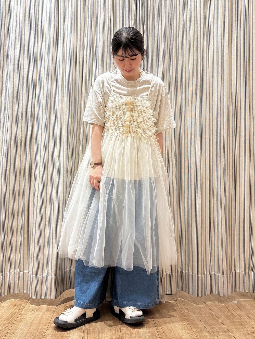 ベージュ系のサンダル、ブルー系のデニムパンツ、グレー系のTシャツ/カットソーを着用したレディースの夏コーディネートの3枚目の写真