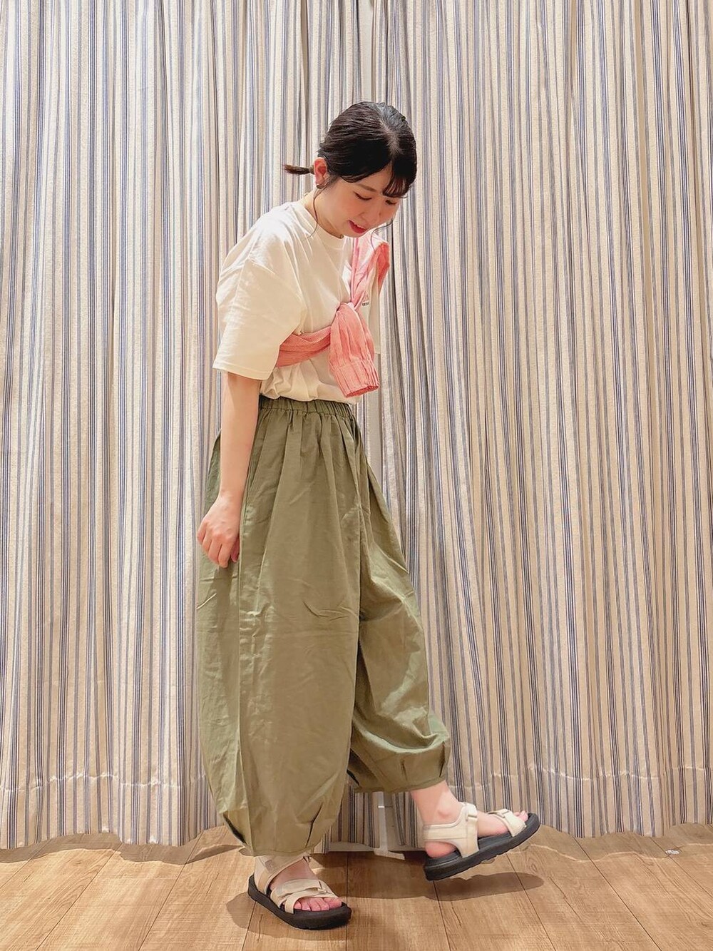 ベージュ系のサンダル、その他のシャツ/ブラウス、ホワイト系のTシャツ/カットソーを着用したレディースの夏コーディネートの2枚目の写真